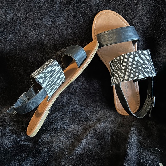 Nice Black and White Print Sandals - Picture 1 of 1